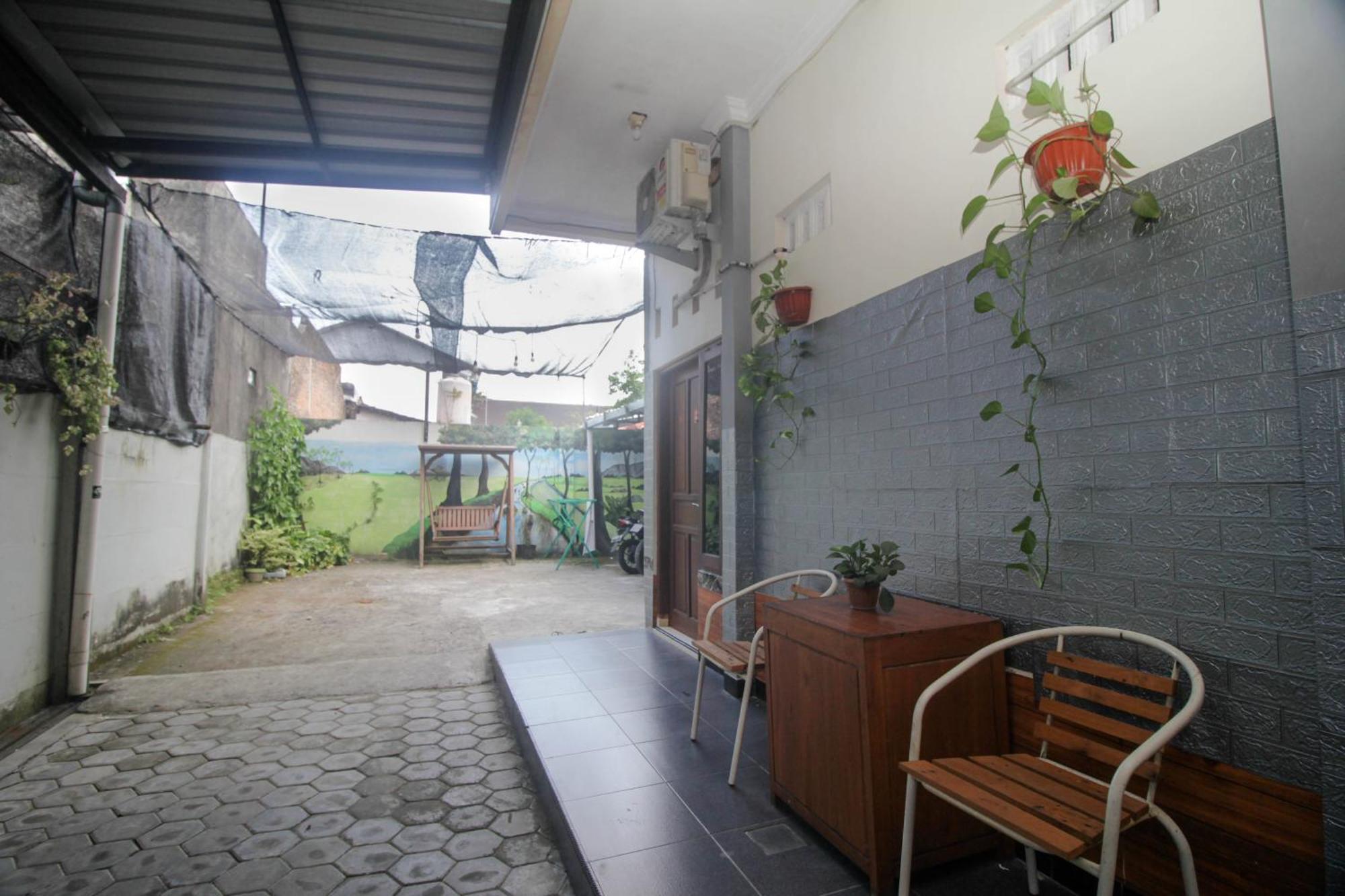 Super Oyo Capital O 2258 Santana Syariah Guest House Kartosuro Exterior photo